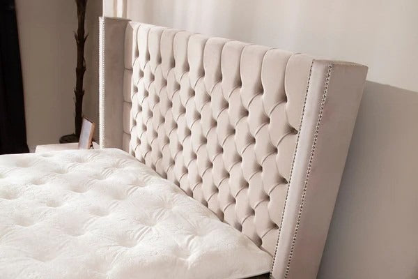 Lit coffre clouté velours